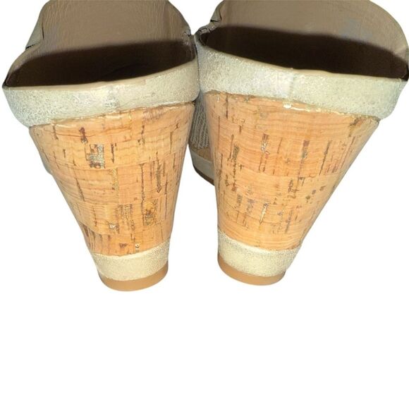 NWOB  Donald Pliner Montce 26 Wedge Sandal Size 9  Gold Metallic - Picture 9 of 11